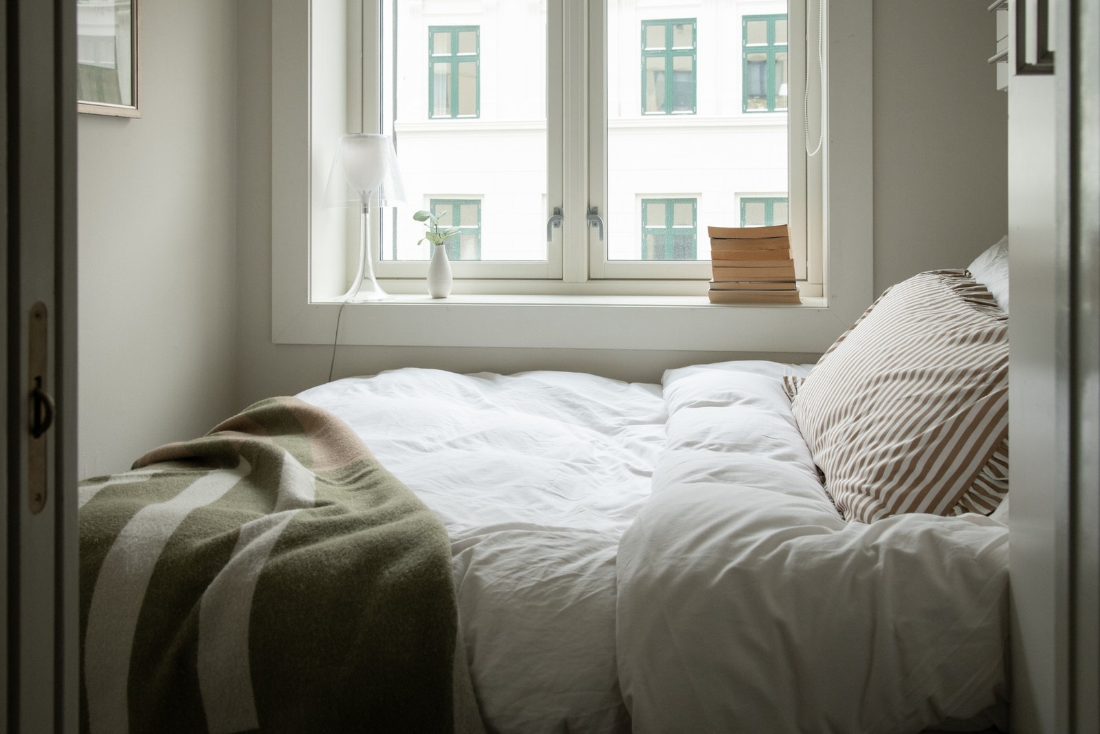 Soverommet har inngang fra kjøkkenet og fremstår lyst og rolig, med god plass til dobbeltseng og garderobe. Galleribilde