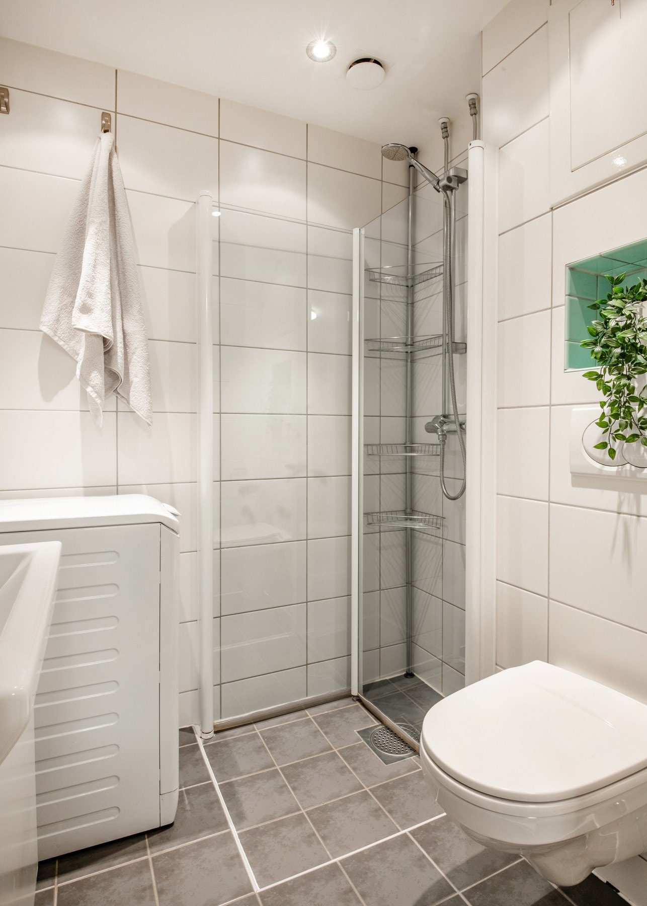 Flislagt bad med gulvvarme, opllegg vaskemaskin, downlights og moderne innredning - perfekt kombinasjon av komfort og stil. Galleribilde