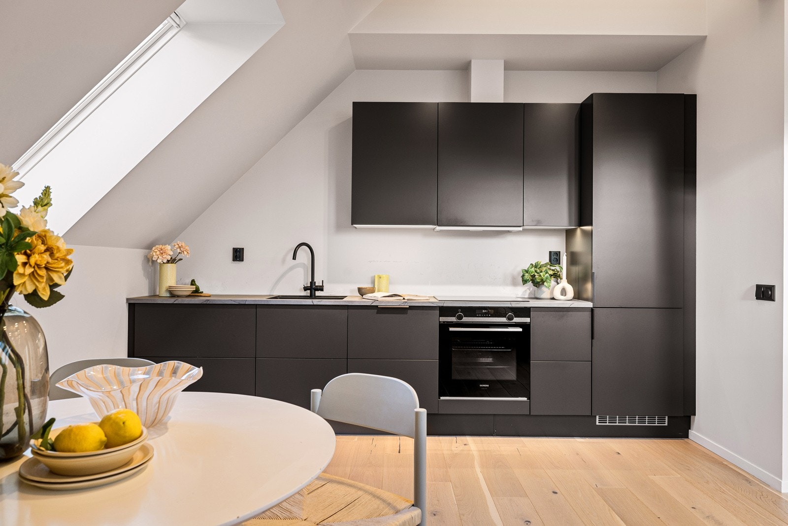 - Lekkert kjøkken fra kvalitetsleverandøren HTH med integerte hvitevarer fra Siemens - Galleribilde