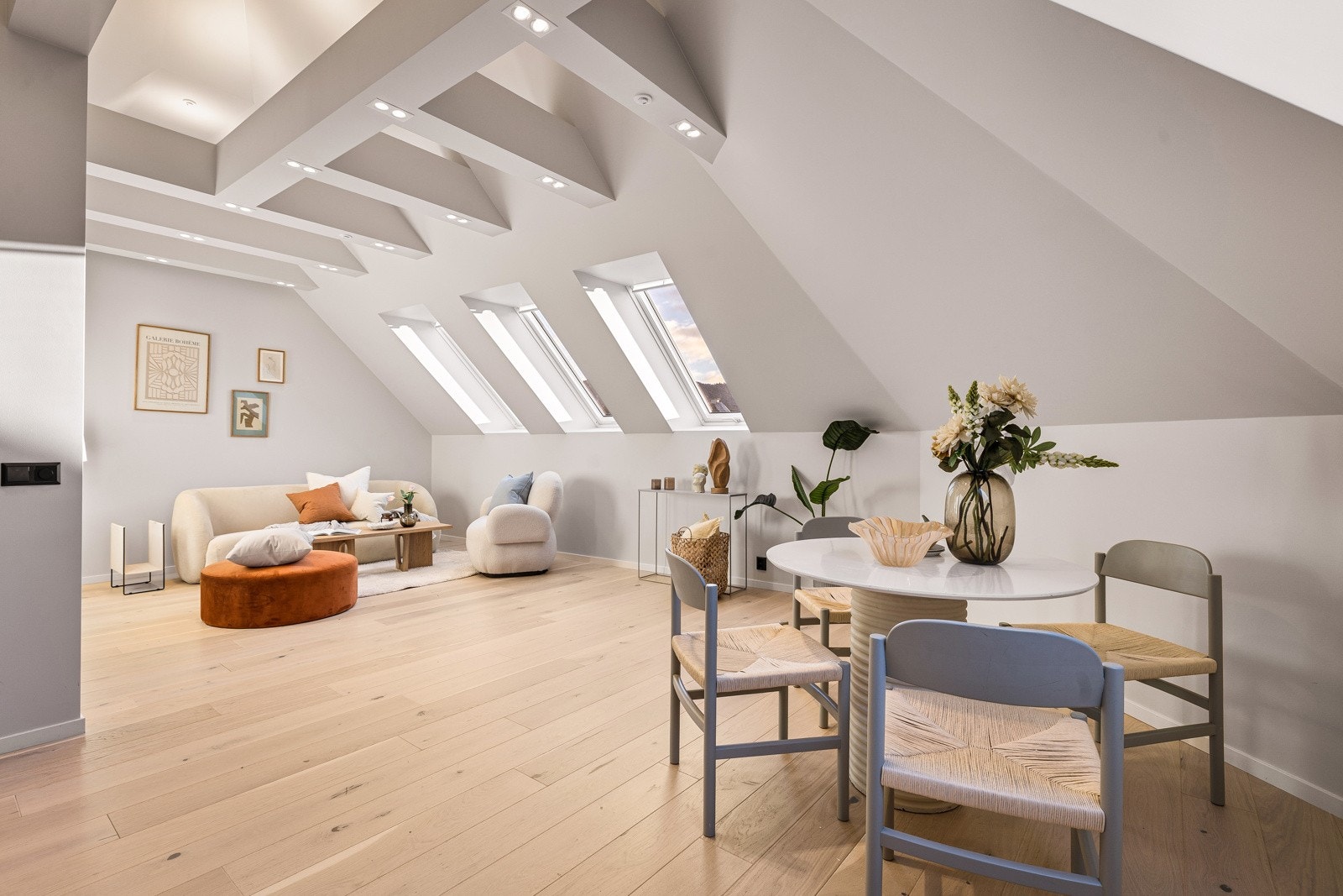 - Det er god plass til både spisebord og tv-møbelement i stuen - Galleribilde