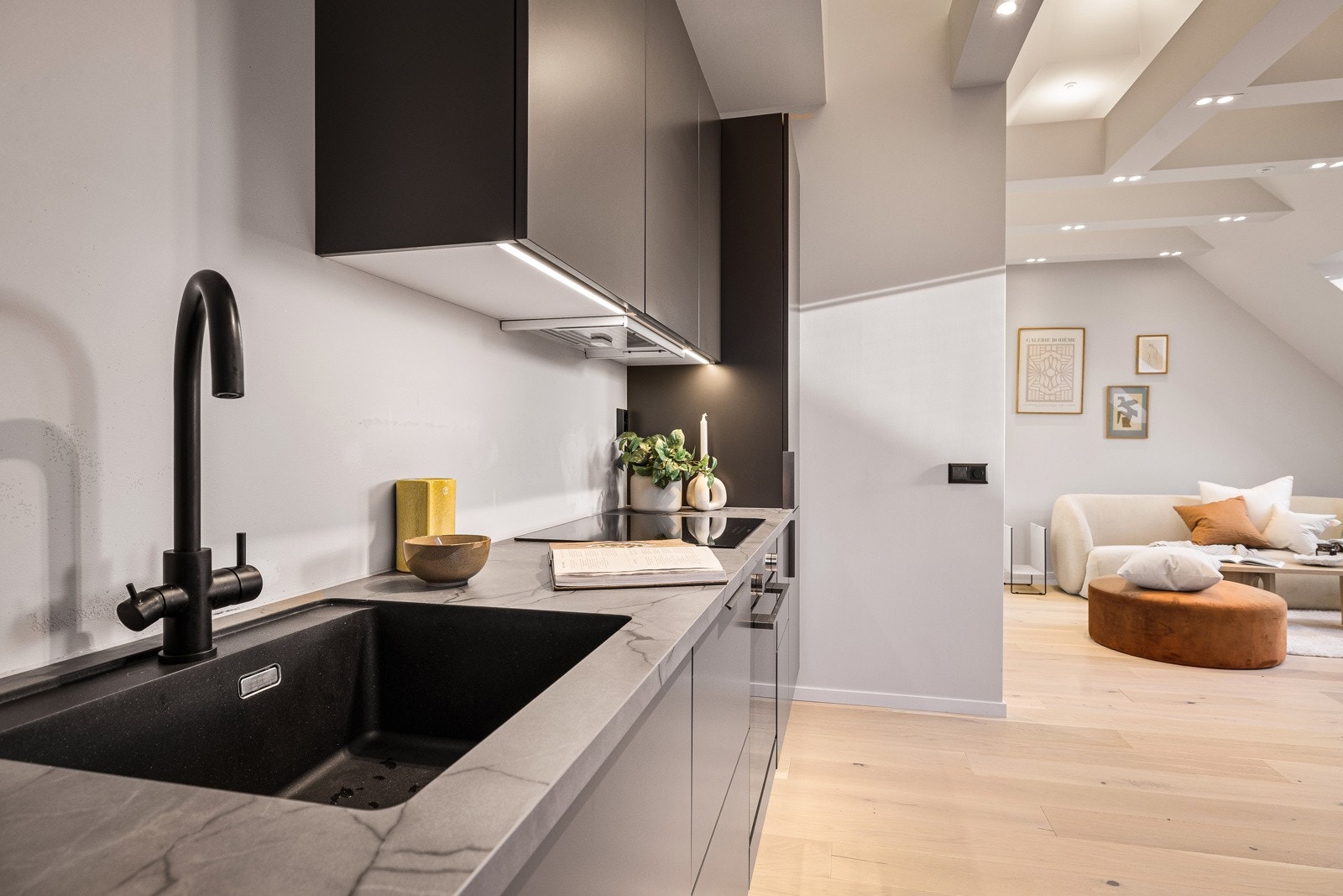 - Under overskapene er det integrert led-belysning - Galleribilde