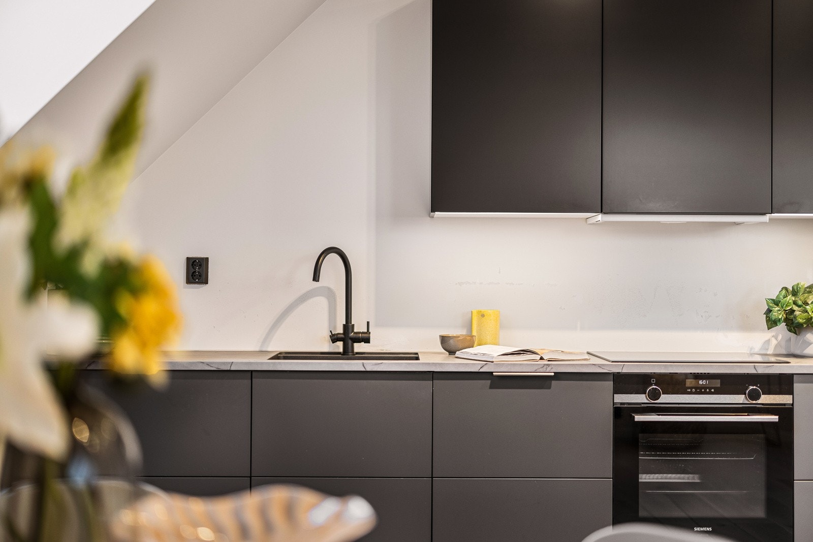 - Kjøkkenet inneholder stekeovn, oppvaskmaskin, induksjonsplatetopp og kjøleskap med frys - Galleribilde