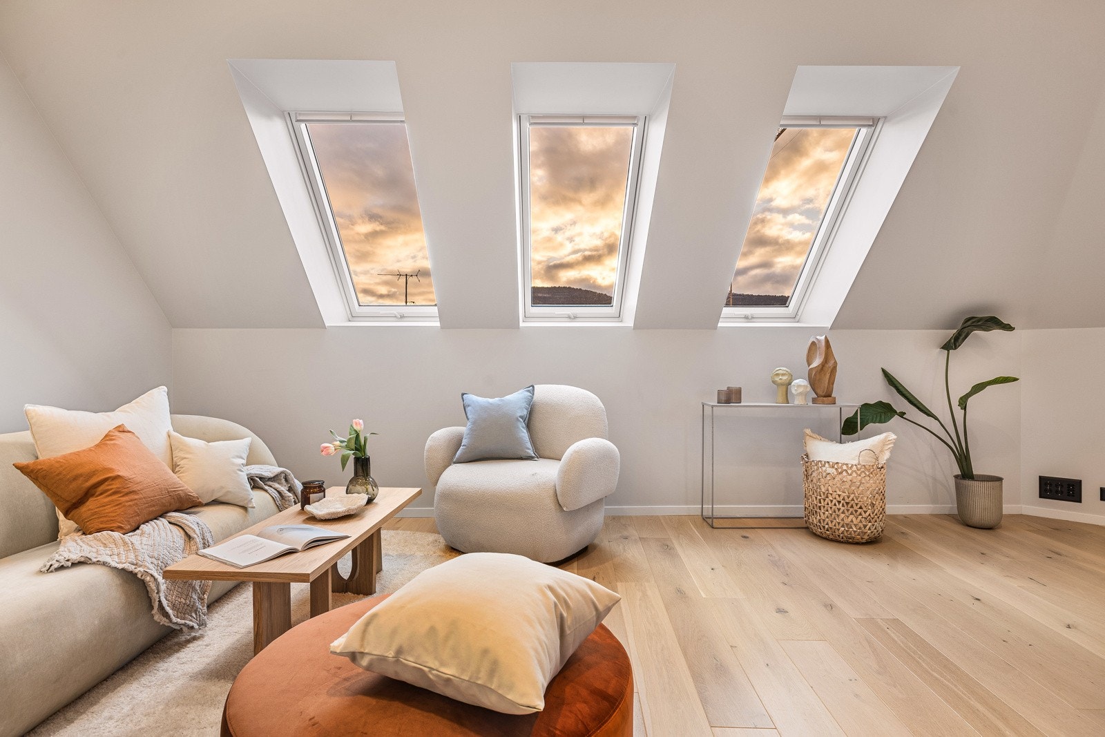 - Åpen stue- og kjøkkenløsning på 28,8 m² med gjennomgående en-stavs eikeparkett - Galleribilde