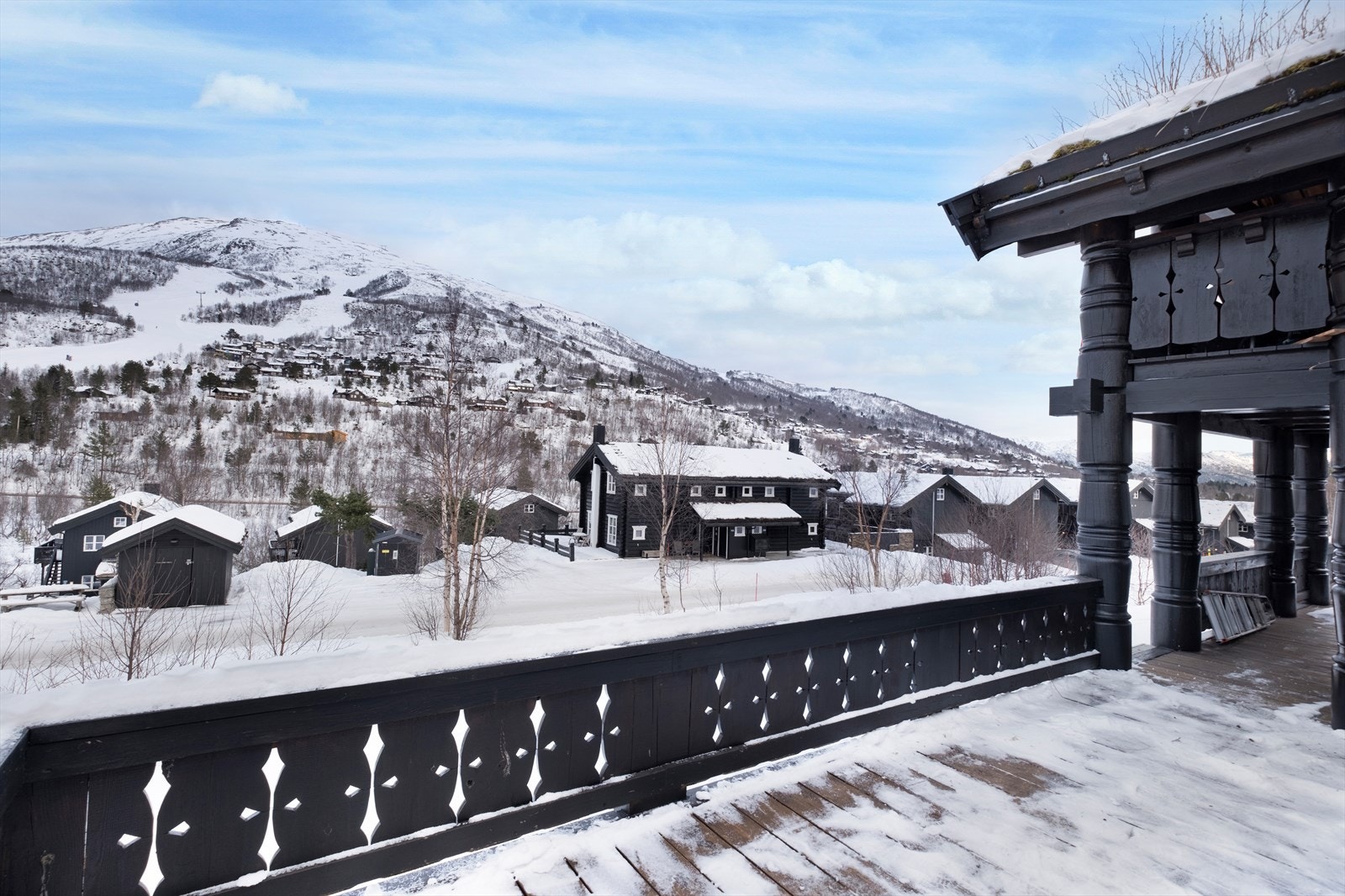 Terrassen har en romslig utforming med snødekt utsikt mot fjellene. Galleribilde