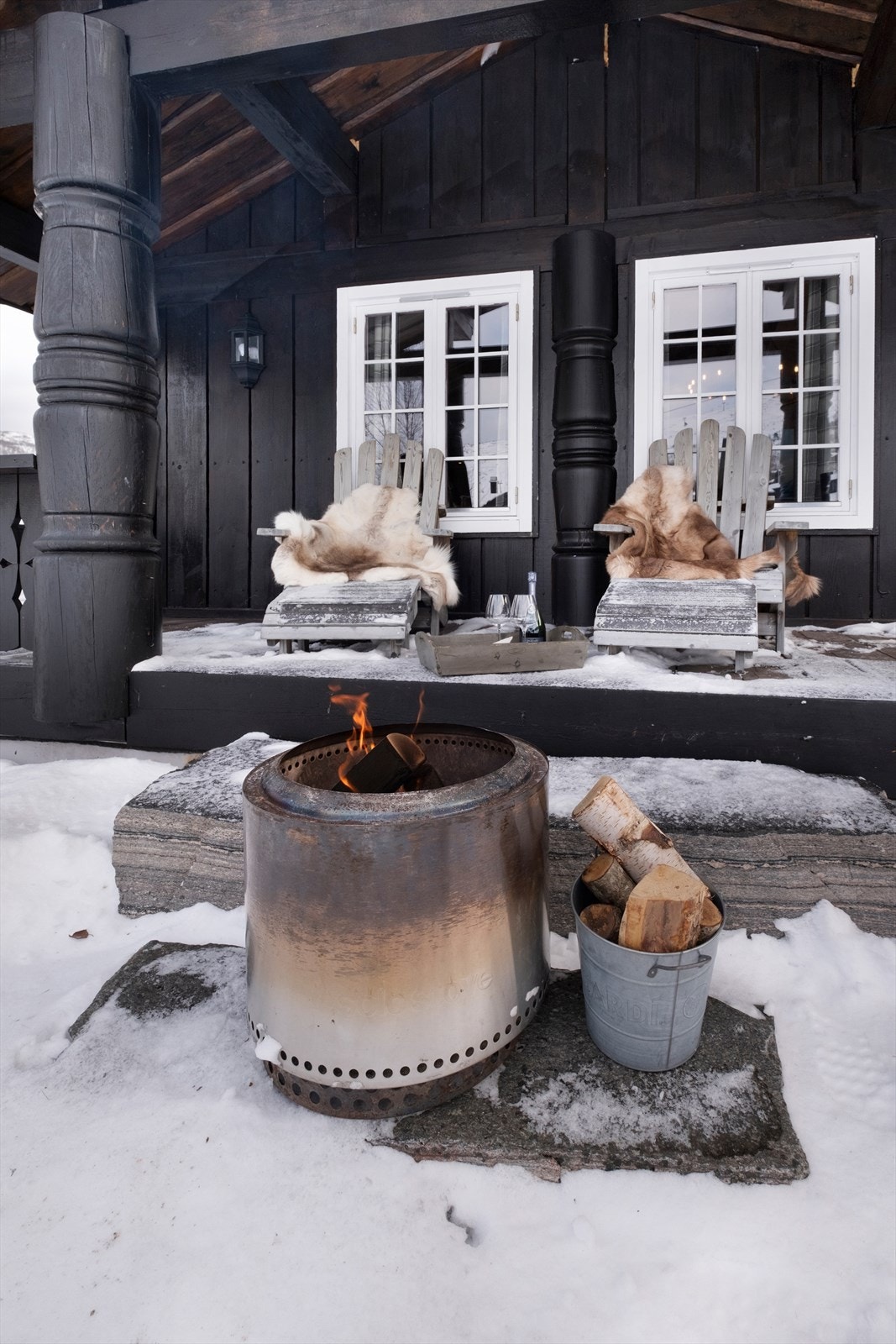 Vedovn på terrassen gir mulighet for å nyte utendørs opphold selv på kalde dager. Galleribilde