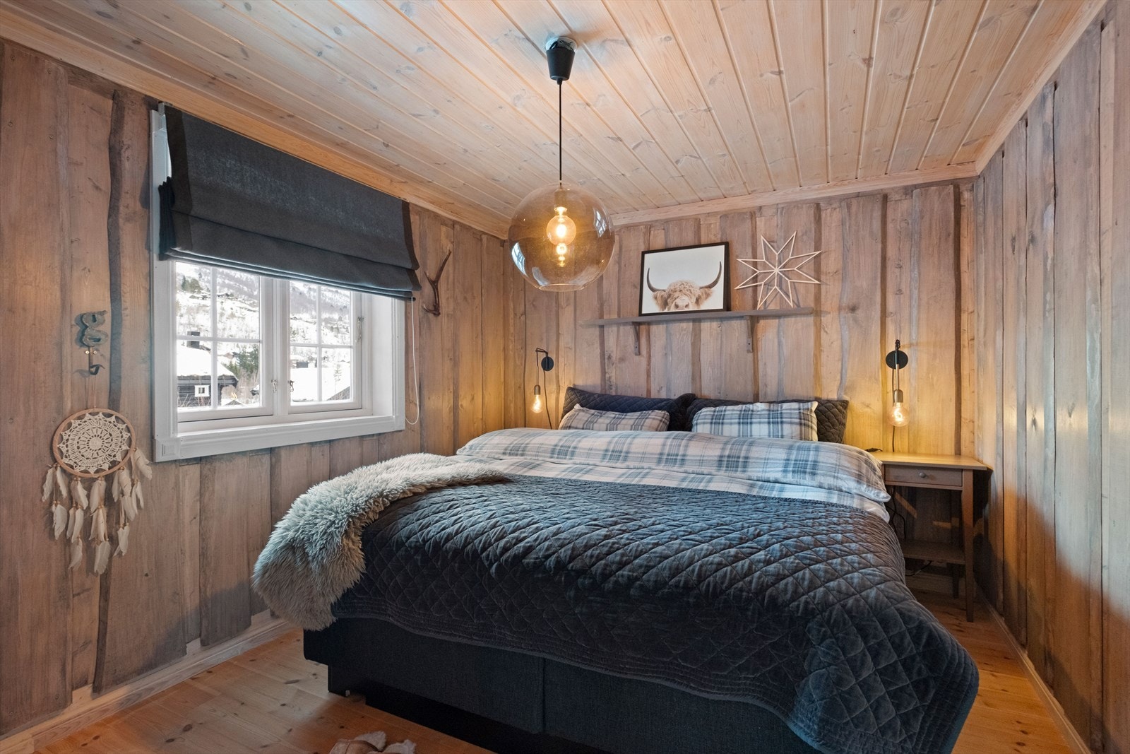 Panelvegger og tak i tre gir en varm atmosfære. Galleribilde