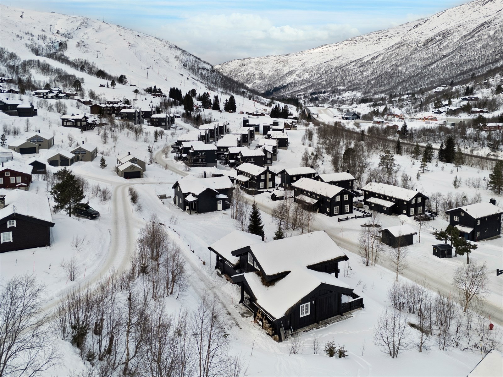 Fritidsboligen er plassert i et rolig område med naturskjønn utsikt. Galleribilde