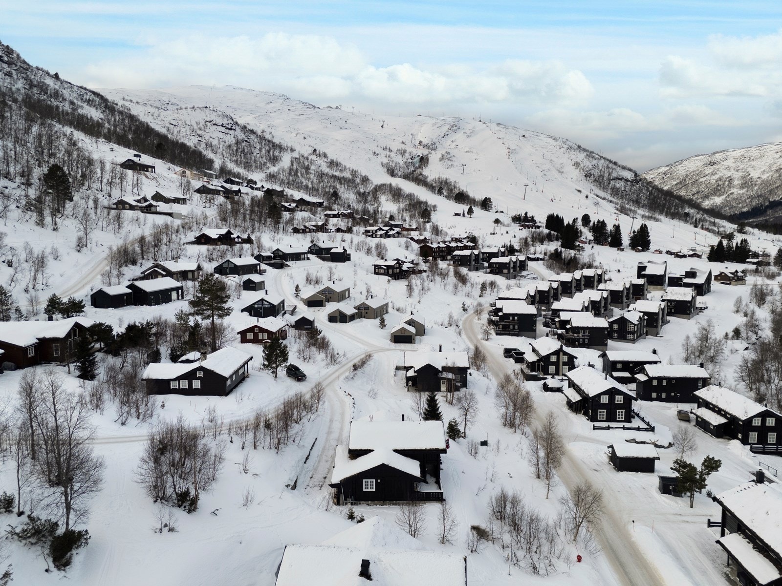 Hytta ligger i et område med flere fritidsboliger, med gode muligheter for vintersport. Galleribilde