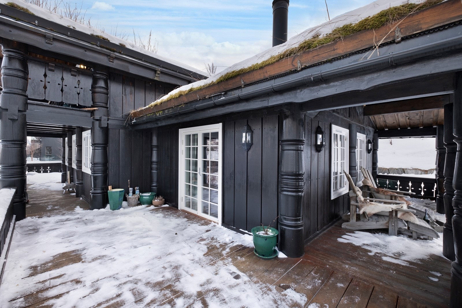 Balkongen gir god plass og har utsikt mot fjellandskapet. Galleribilde