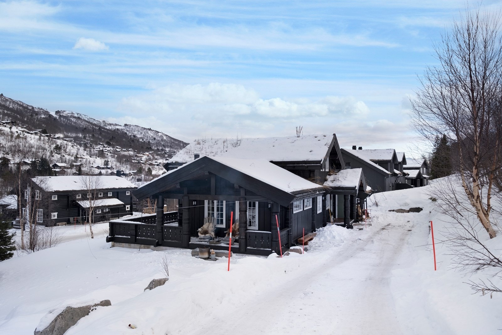 Det er enkel adkomst til hytta via en privat vei som er gruset. Galleribilde