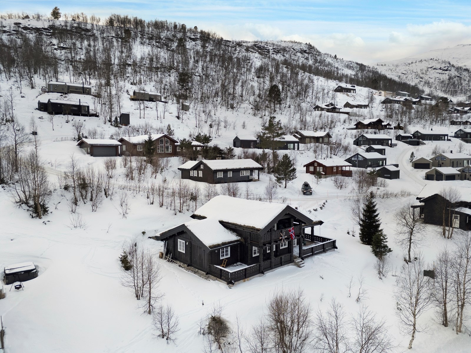 Eiendommen er omgitt av naturpreget terreng og ligger i et lett skrånende område. Galleribilde