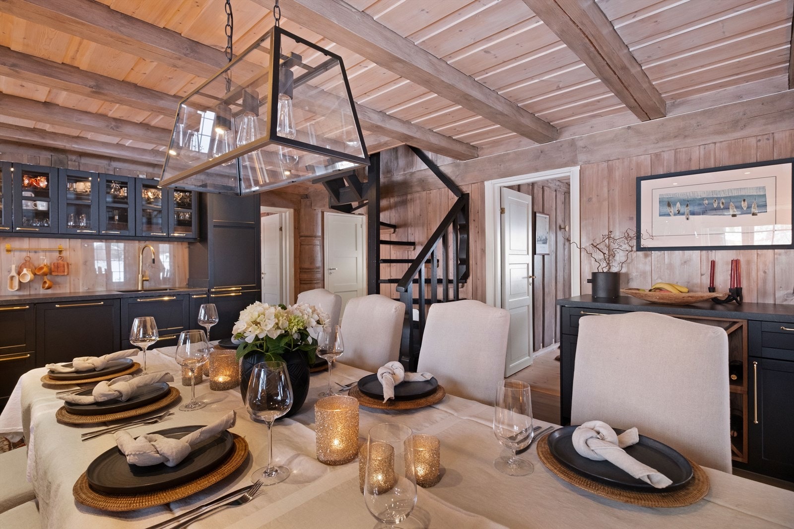 Åpen løsning mellom kjøkken og stue gir god plassutnyttelse. Galleribilde