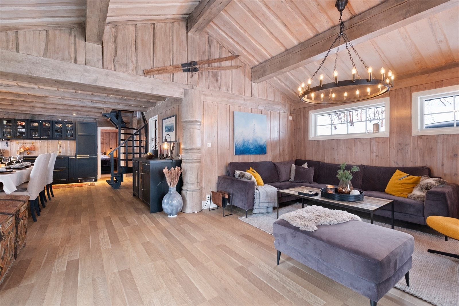 Åpen stue med lystfint gulv og panelvegger gir rommet en varm atmosfære. Galleribilde