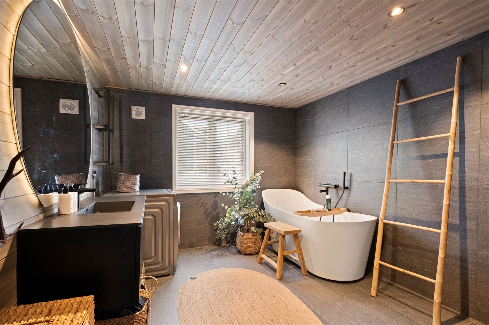 Fliser på gulv og vegger gir en solid og varig overflate på badet. Galleribilde