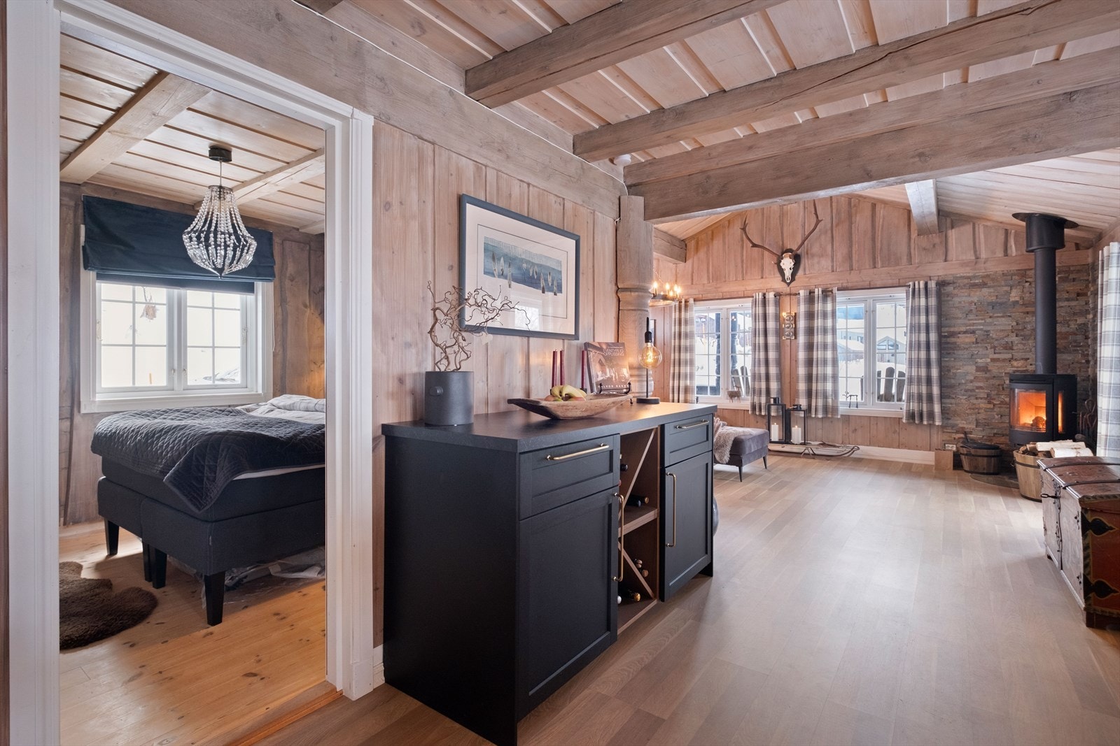 Naturlig lys fra vinduene gir en lys og innbydende spiseplass. Galleribilde