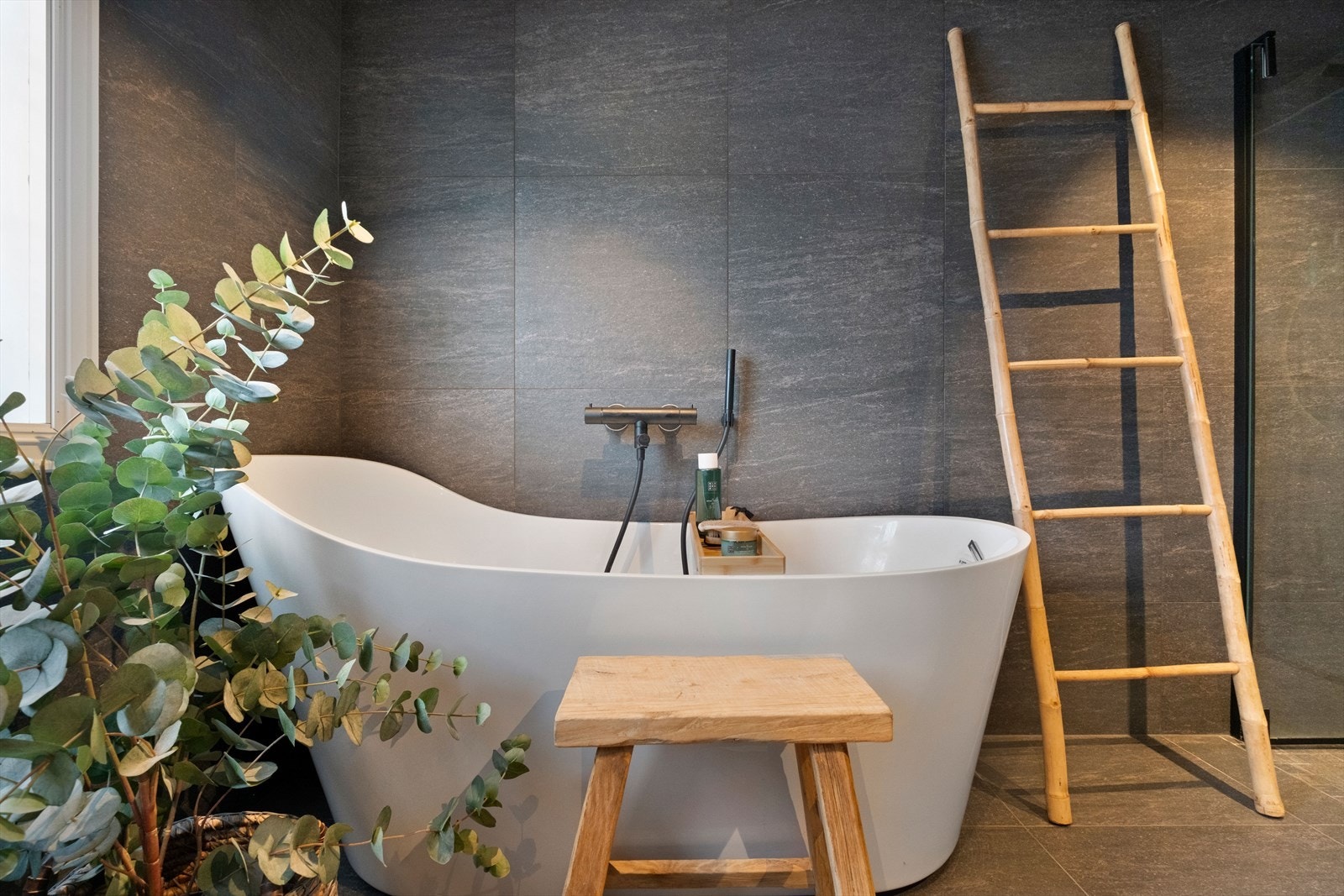 Badet har både badekar og dusj for fleksibel bruk. Galleribilde