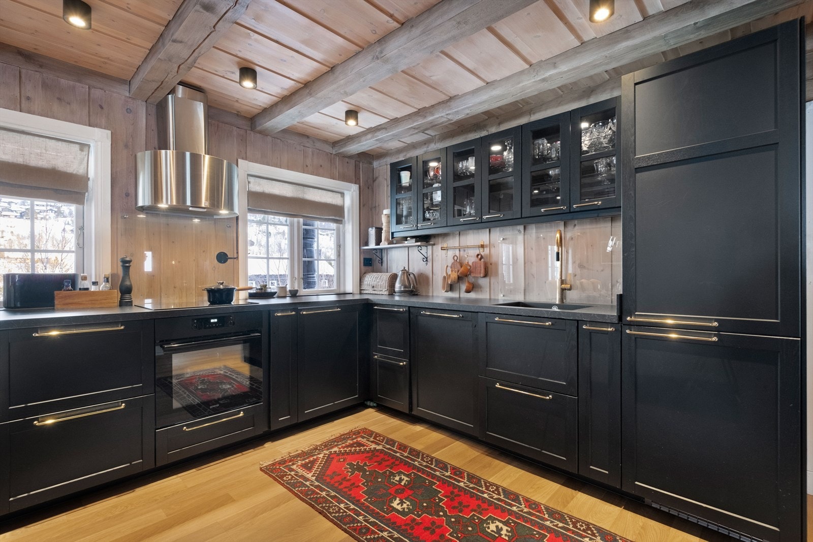 Integrert stekeovn og nedfelt platetopp gir et ryddig og funksjonelt kjøkken. Galleribilde