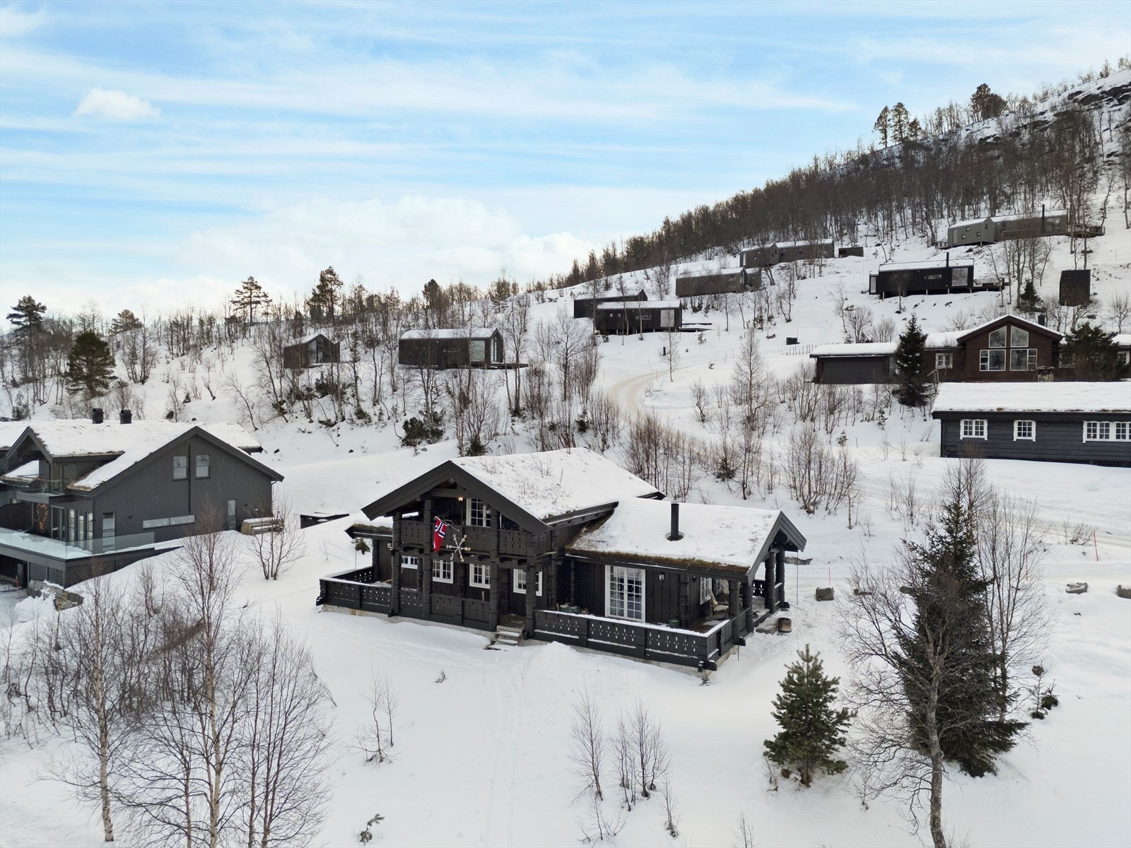 Hytta har en terrasse med adkomst fra stuen, beliggende i naturskjønne omgivelser. Galleribilde