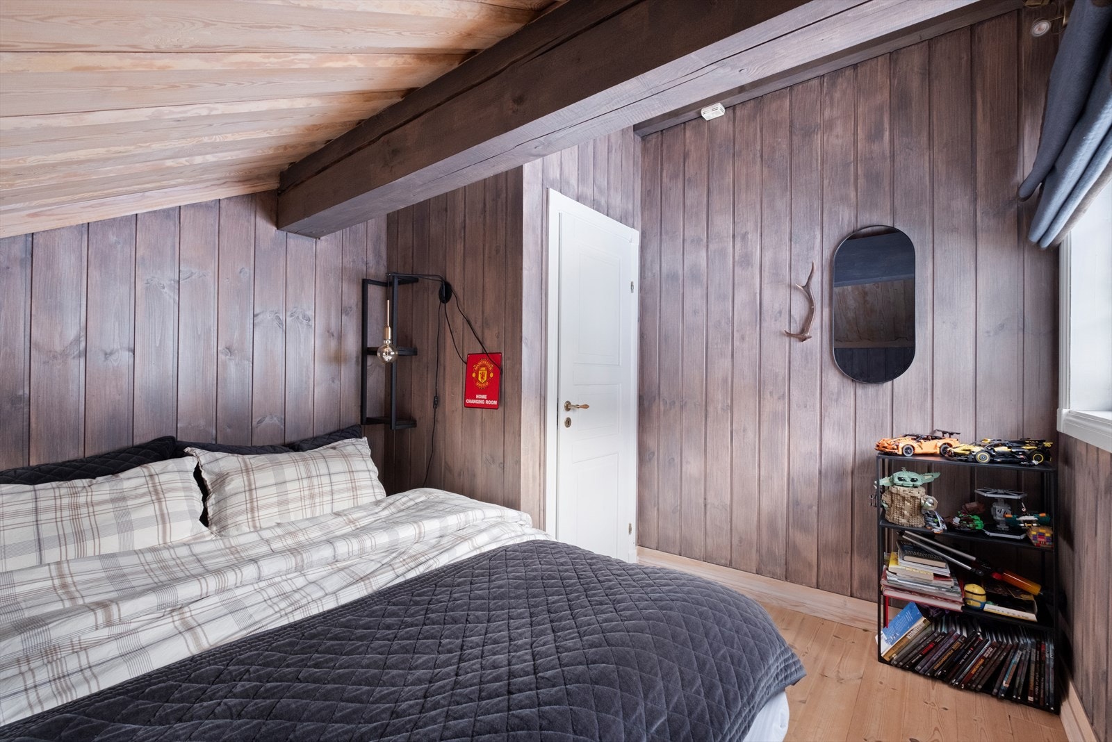 Skråtak med synlige bjelker gir rommet karakter. Galleribilde