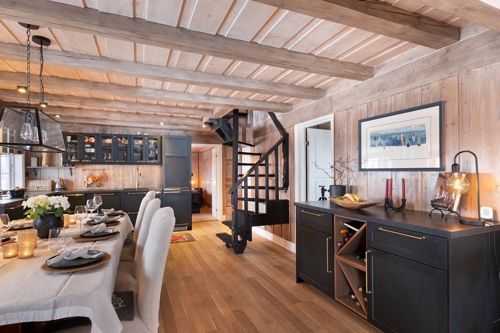 Spiseplassen har plass til flere gjester, ideelt for sosiale sammenkomster. Galleribilde