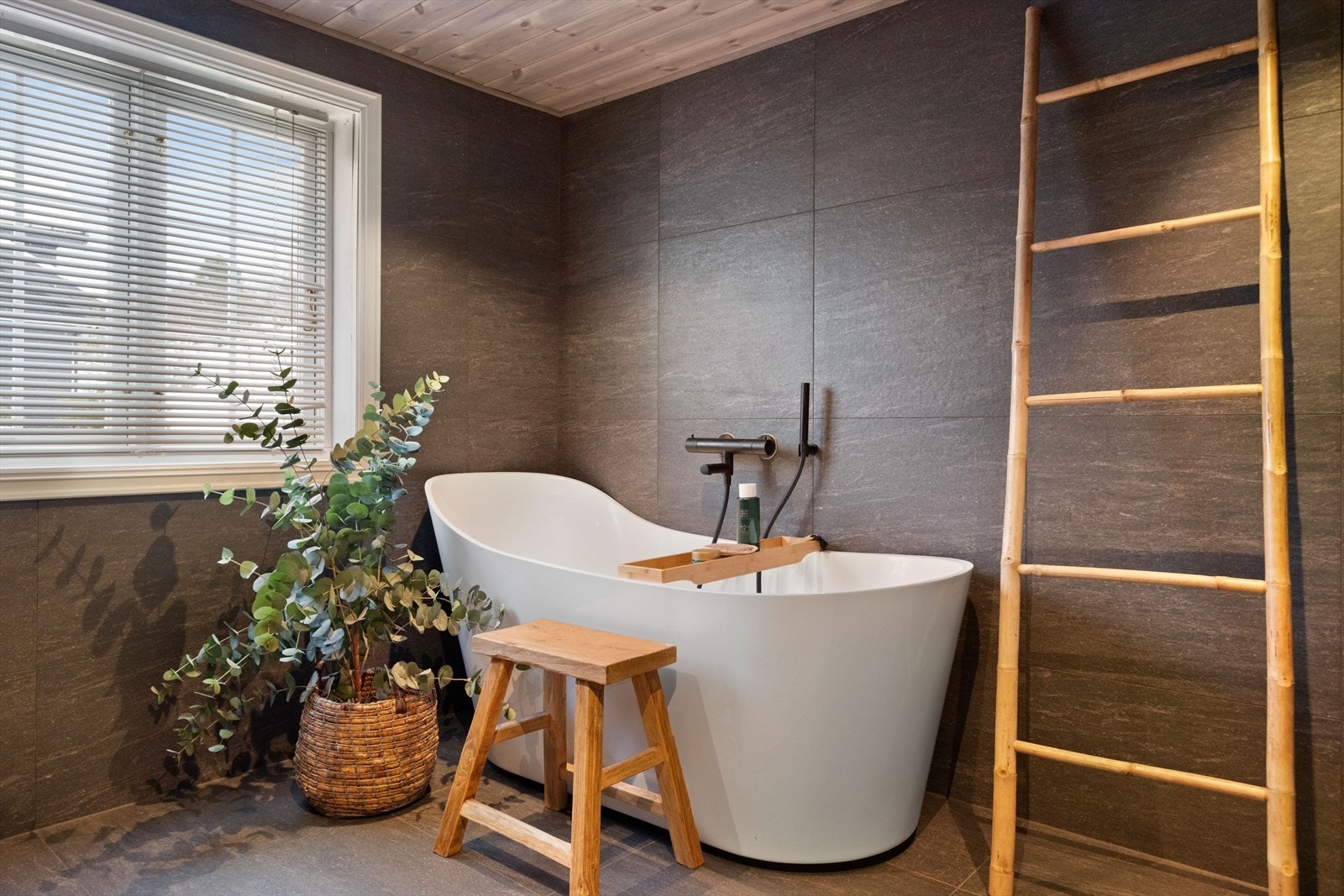 Stort badekar gir mulighet for avslappende badestunder. Galleribilde