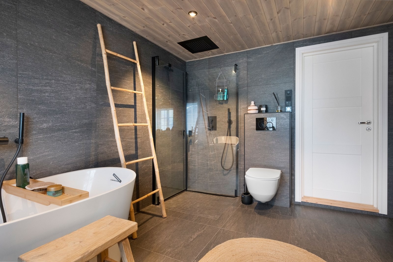 Dusjhjørne med glassvegger gir et stilrent uttrykk. Galleribilde