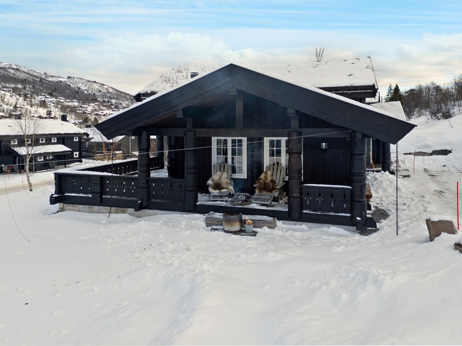 Hyttas beliggenhet gir nærhet til alpinanlegg og skiløyper, perfekt for friluftsentusiaster. Galleribilde