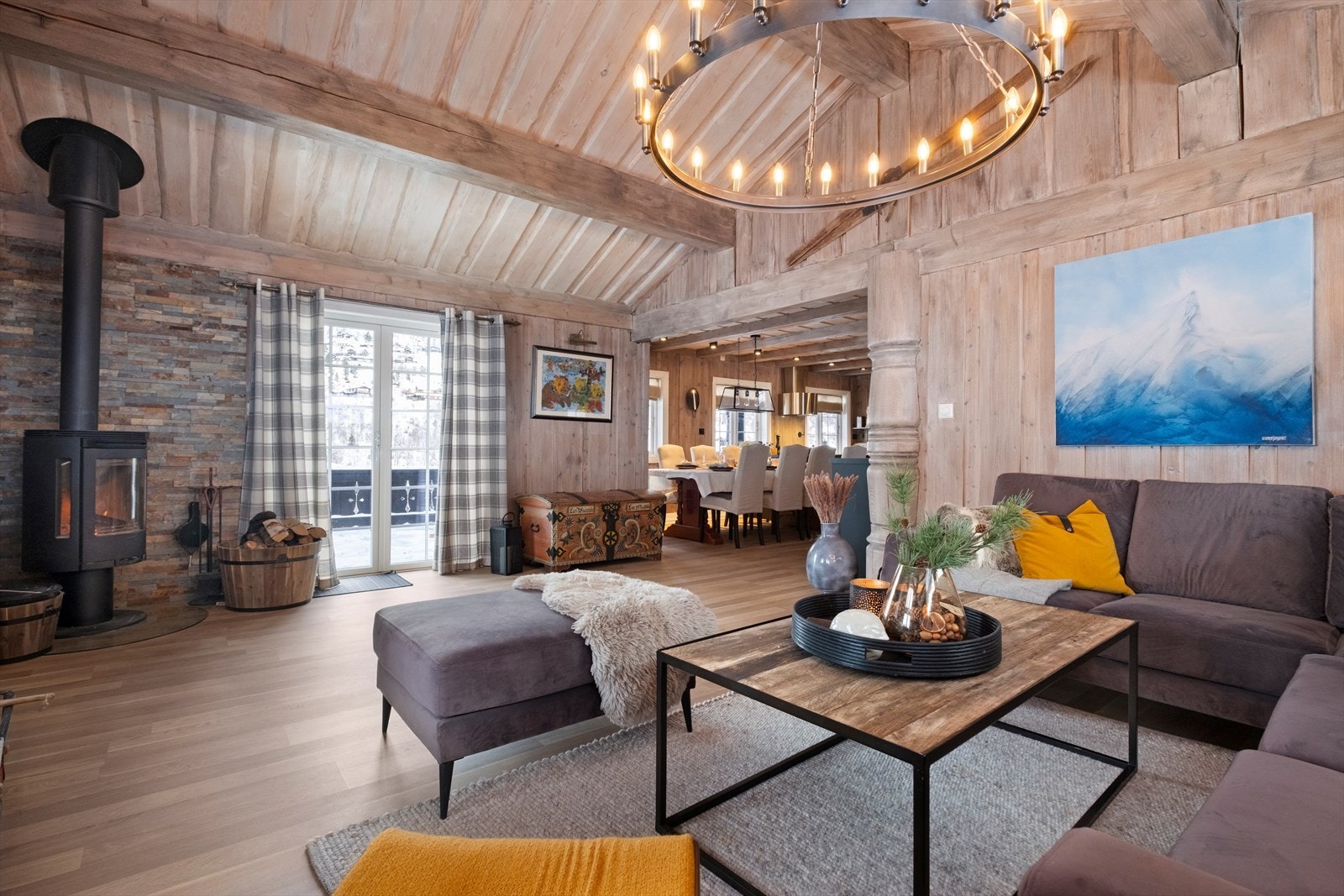 Stuen har en åpen løsning mot kjøkkenet, noe som gir en romslig følelse. Galleribilde