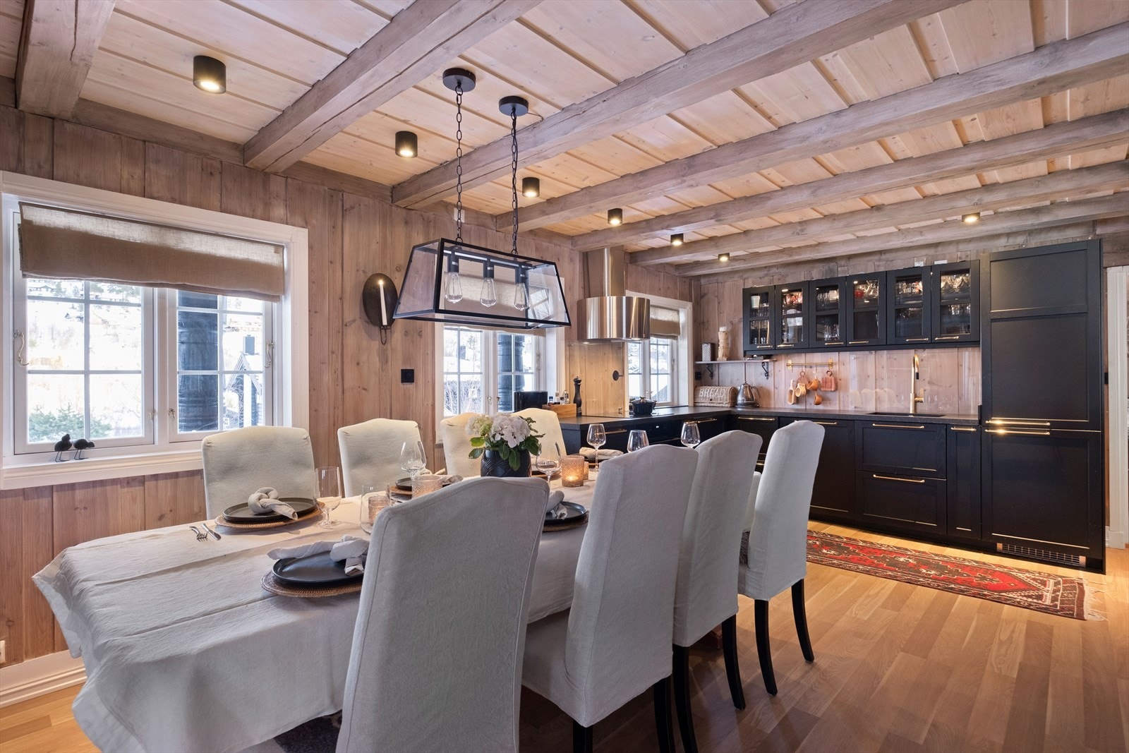 Belysning over spisebordet skaper et behagelig lys for måltider. Galleribilde