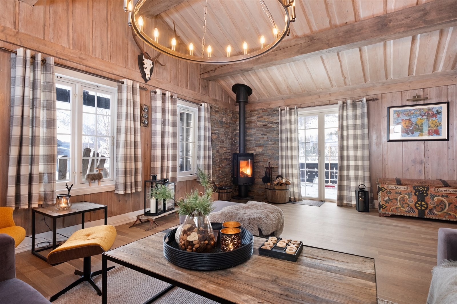 Utgang til terrasse fra stuen gir enkel tilgang til uteområdet. Galleribilde