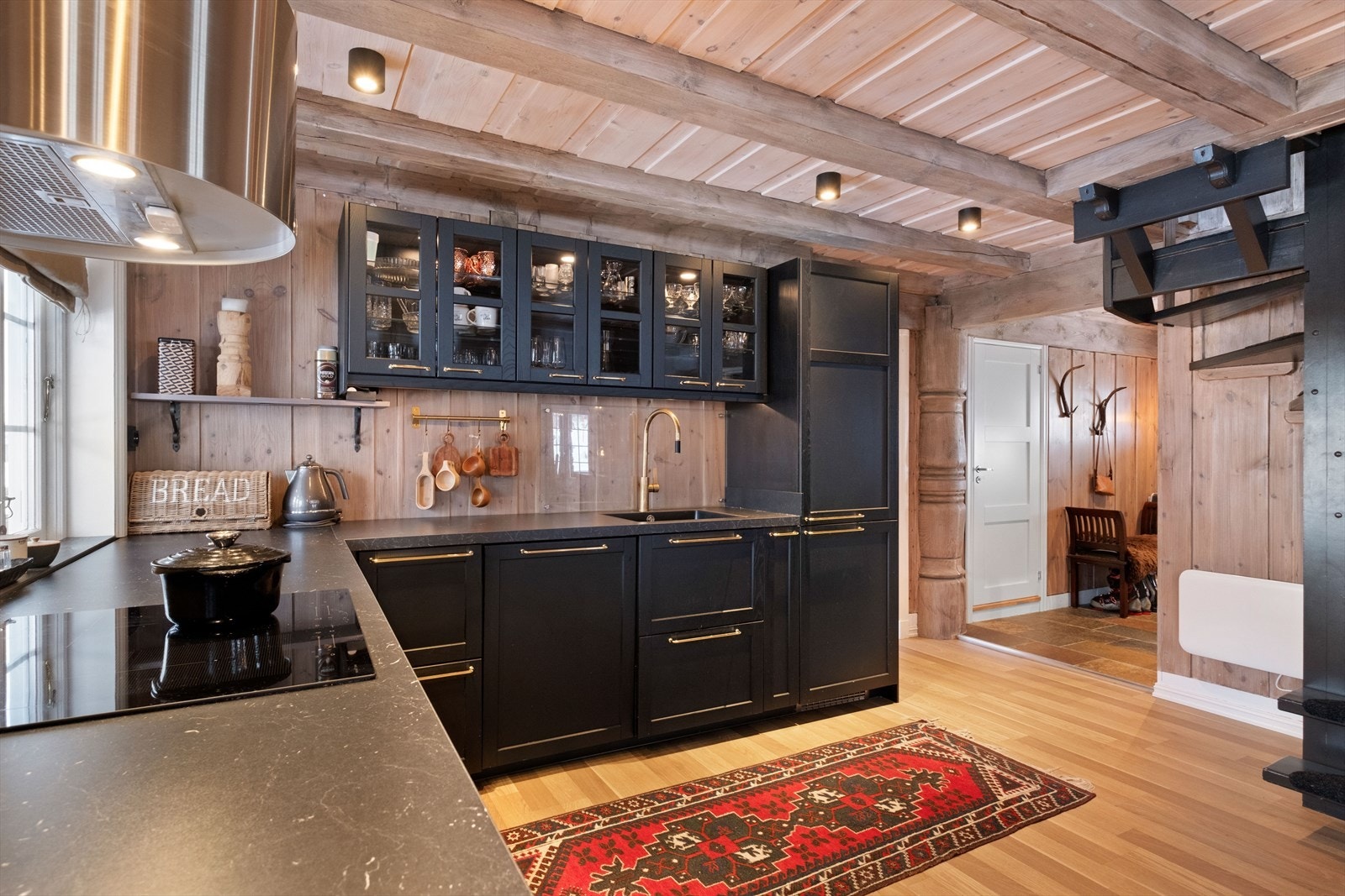 Moderne kjøkkeninnredning med komposittbenkeplate og underlimt oppvaskkum. Galleribilde