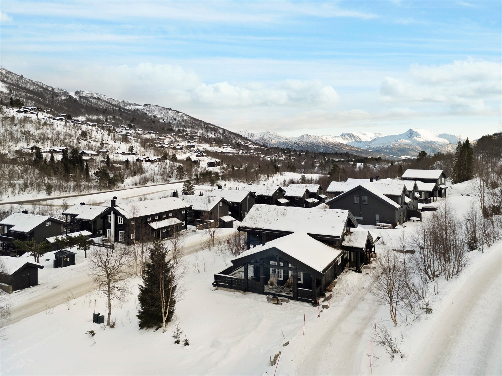 Fritidsboligen ligger i et etablert område med utsikt mot fjellene. Galleribilde