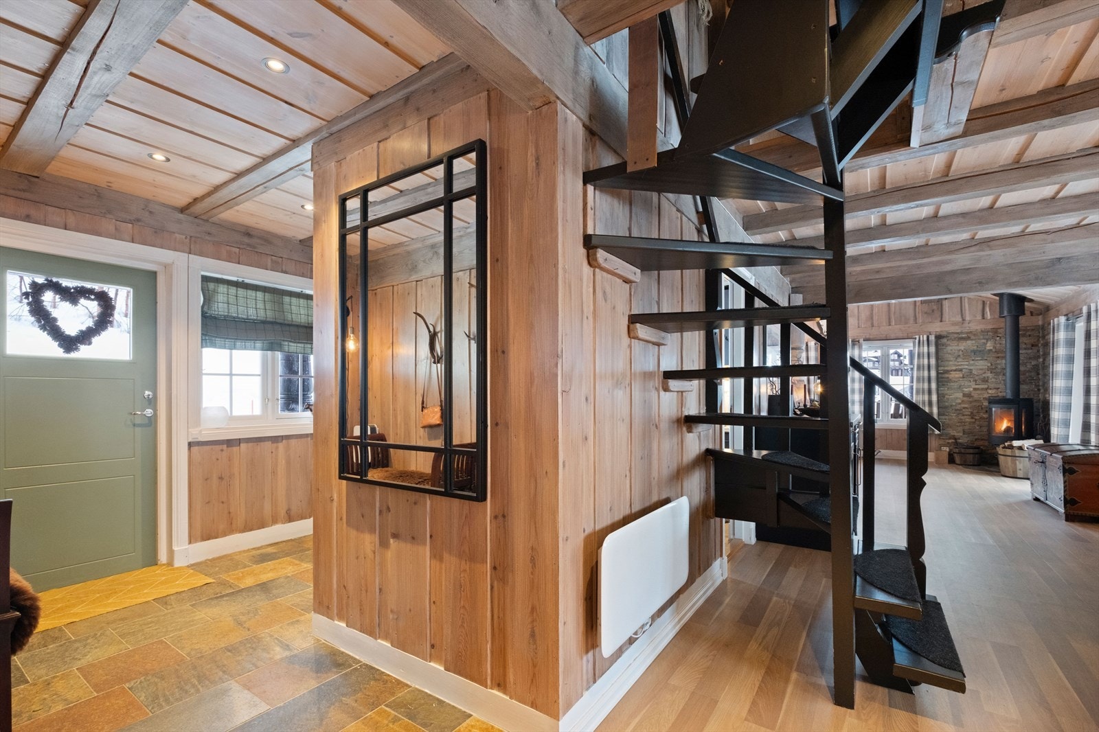 Vedovn i stuen bidrar til en varm og hyggelig atmosfære. Galleribilde