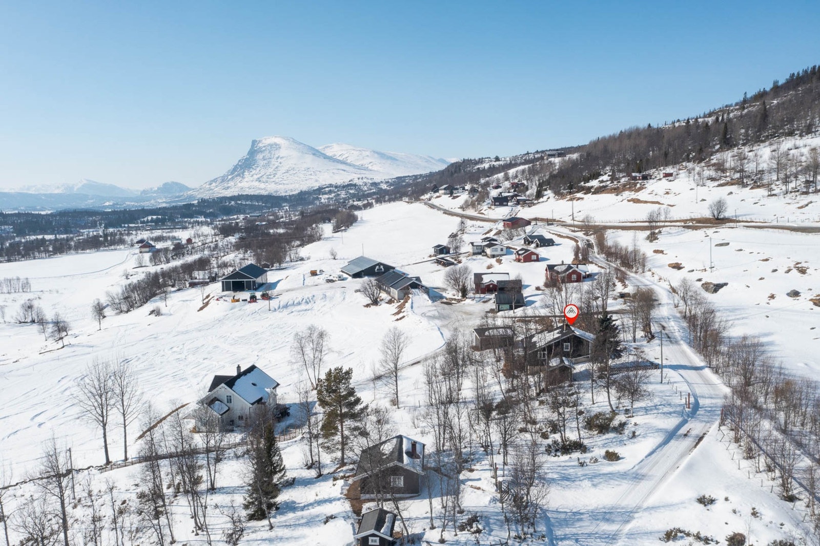 Hytta ligger i naturskjønne Lykkja, omgitt av vakre fjell og og både hytter, boliger og gårdstun som gir ekte fjellstemning. Galleribilde