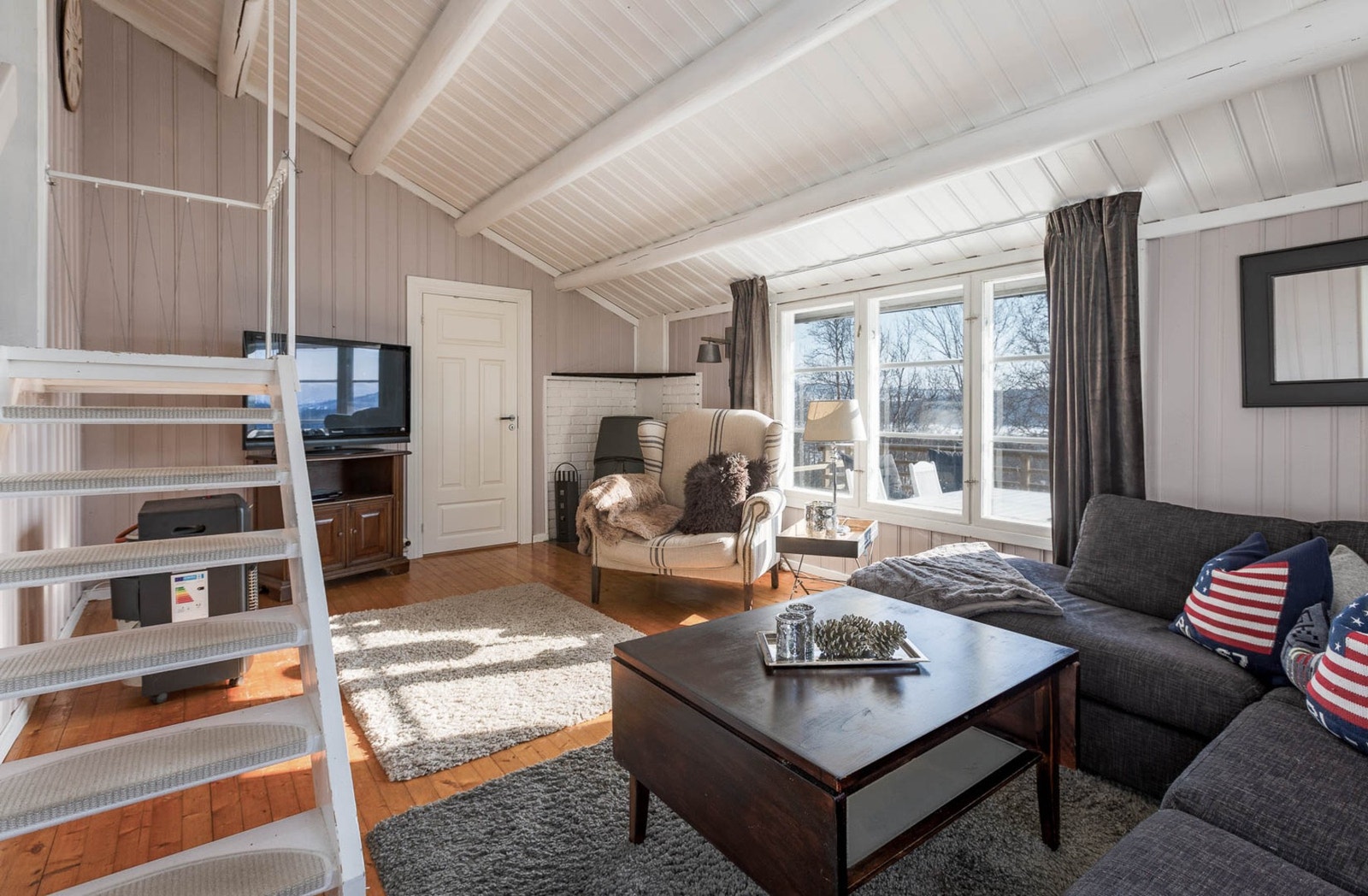 Det er hyggelig peisovn i stuen perfekt for hygge etter en lang dag i skisporet. Galleribilde
