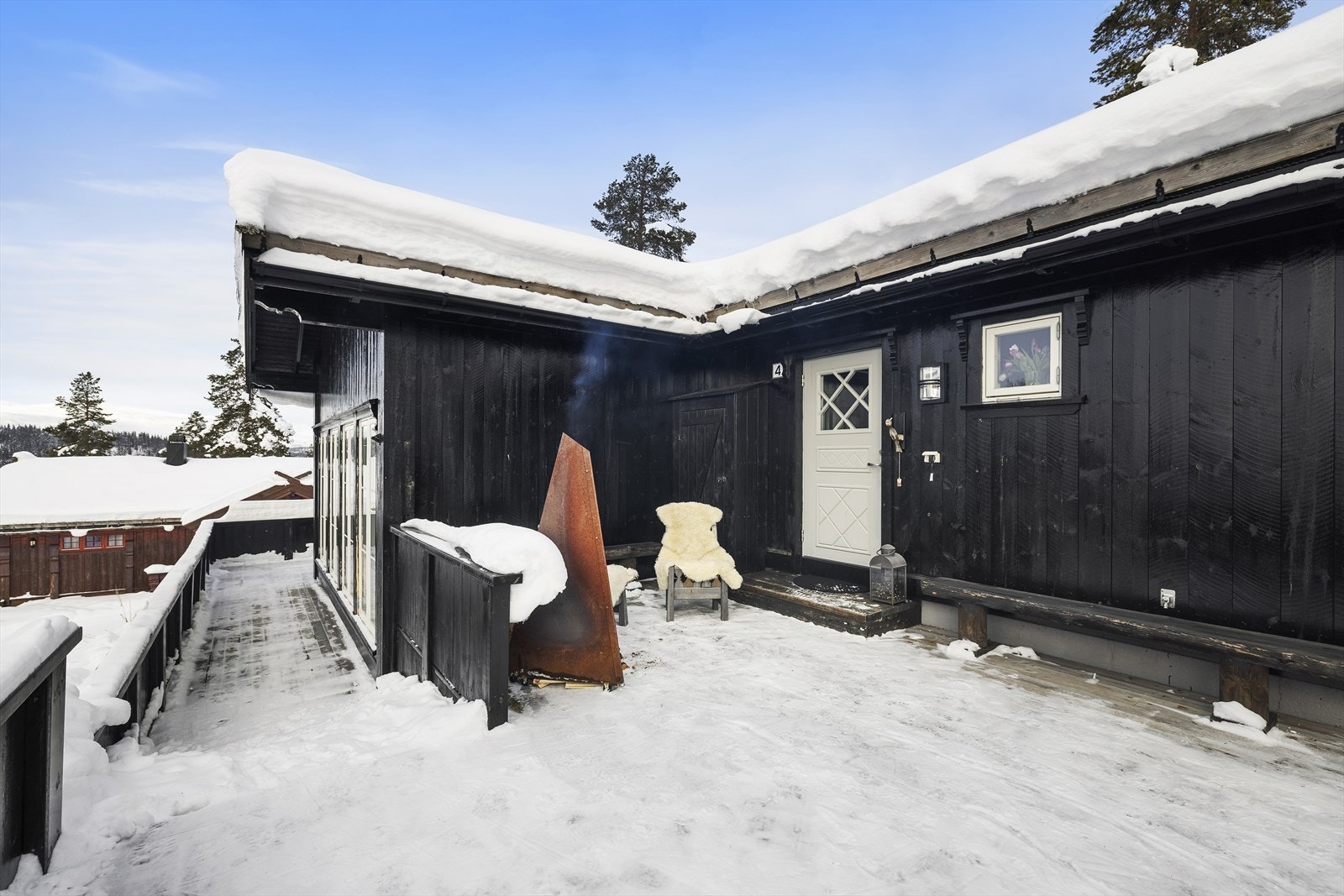 Det er flere uteplasser rundt hele hytta Galleribilde