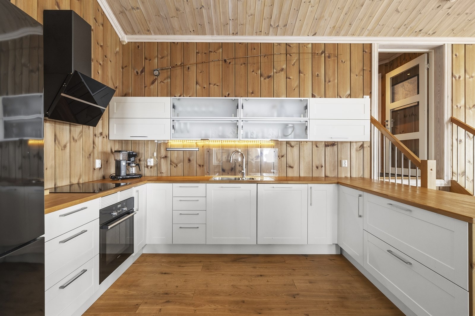 Integrerte hvitevarer som stekeovn, platetopp og oppvaskmaskin, samt. frittstående kjøl/fryseskap medfølger. Galleribilde