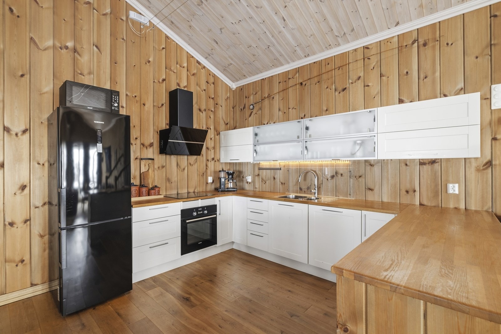 Kjøkken fra kvalitetsleverandøren Strai Kjøkken. Godt med oppbevaringsplass og arbeidsplass Galleribilde