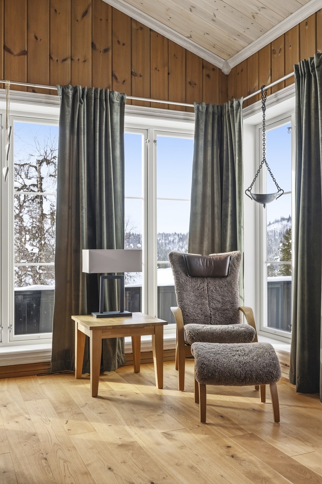 Store vindusflater gir godt med lys inn i rommet - og man kan nyte fantastisk utsikt via vinduene Galleribilde