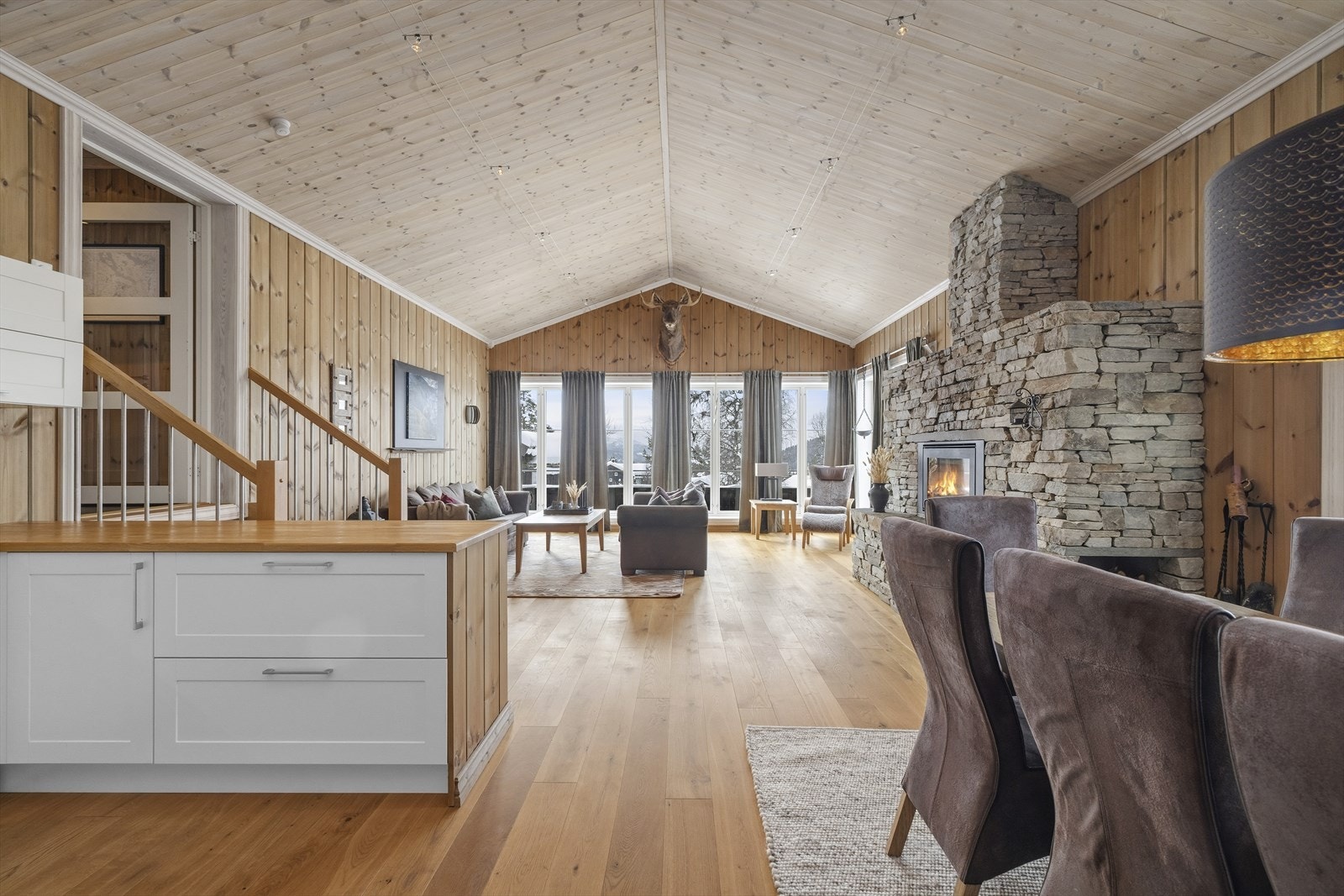 Den åpne løsningen gjør dette til et sosialt og hyggelig allrom Galleribilde