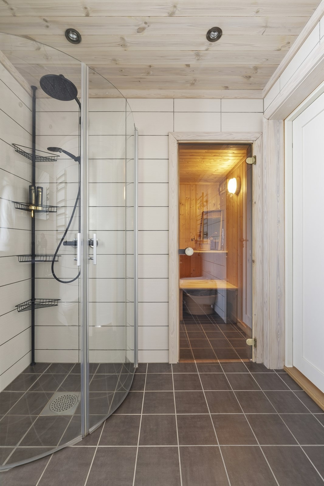 Fra baderom er det videre inngang til badstue Galleribilde