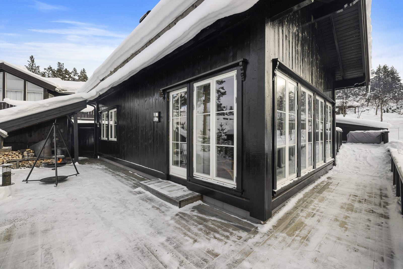 Man kan flytte seg etter solen, og nyte solen fra tidlig morgen til sen kveld på denne eiendommen Galleribilde