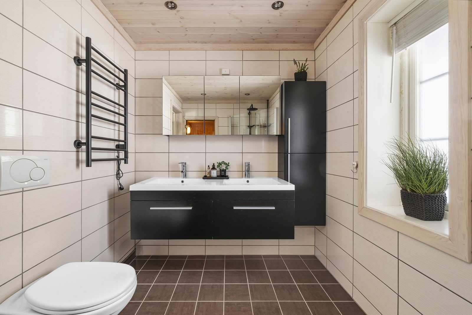 Baderommet er romslig og har godt med oppbevaring i skuffer og skap Galleribilde