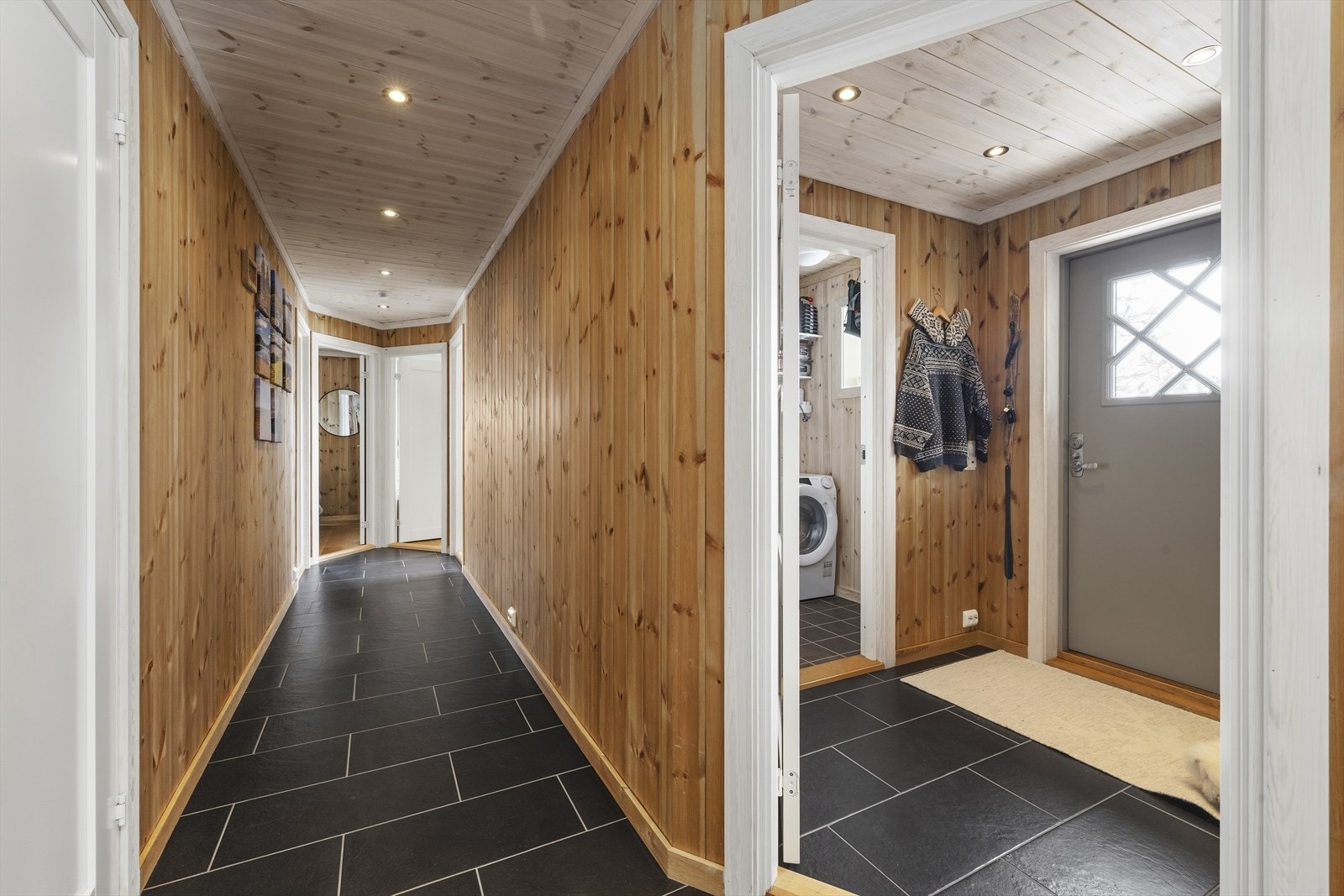 Entré og gang med fliser og varme i gulv Galleribilde