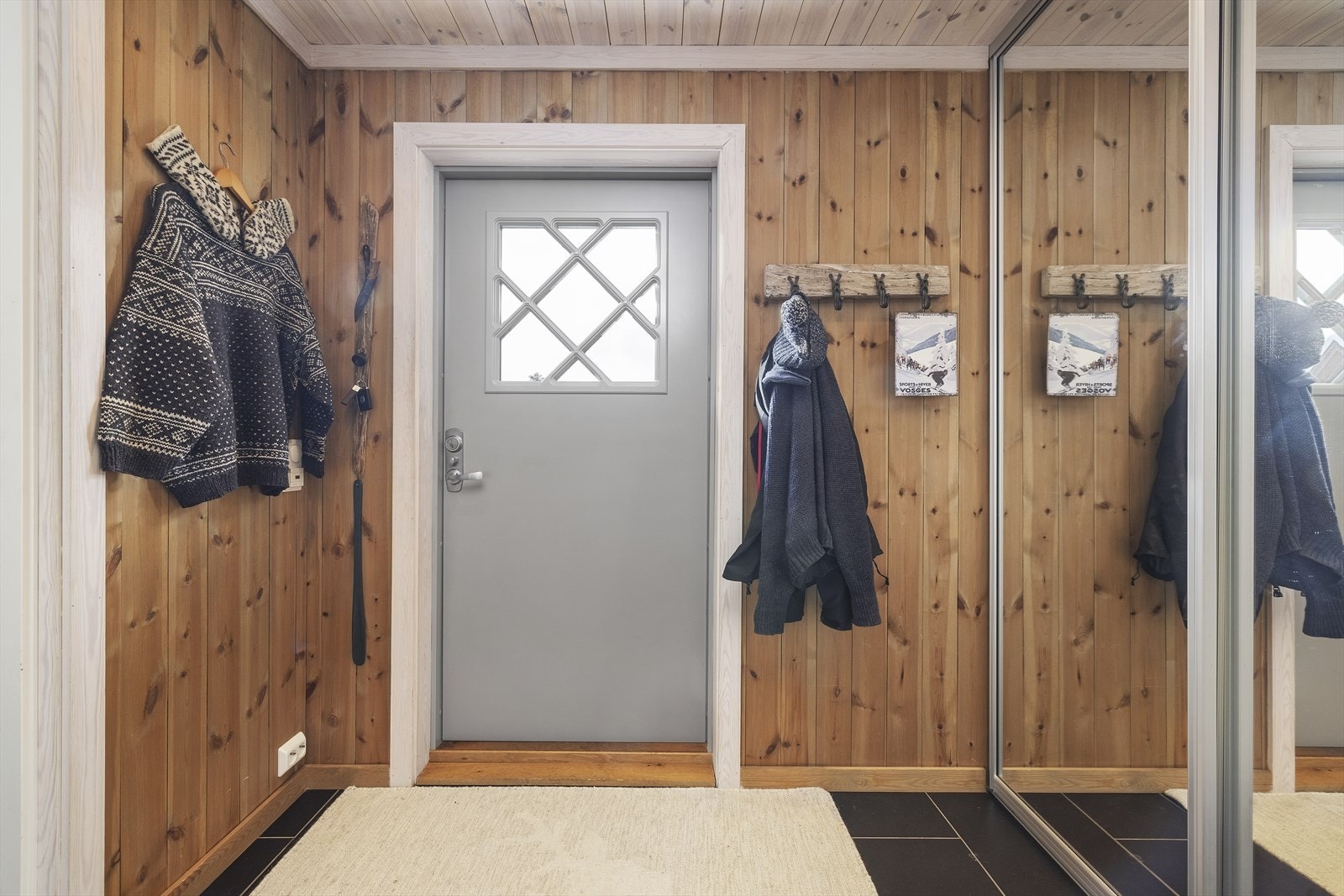 God oppbevaringsplass i praktisk skyvedørsgarderobe i entréen Galleribilde