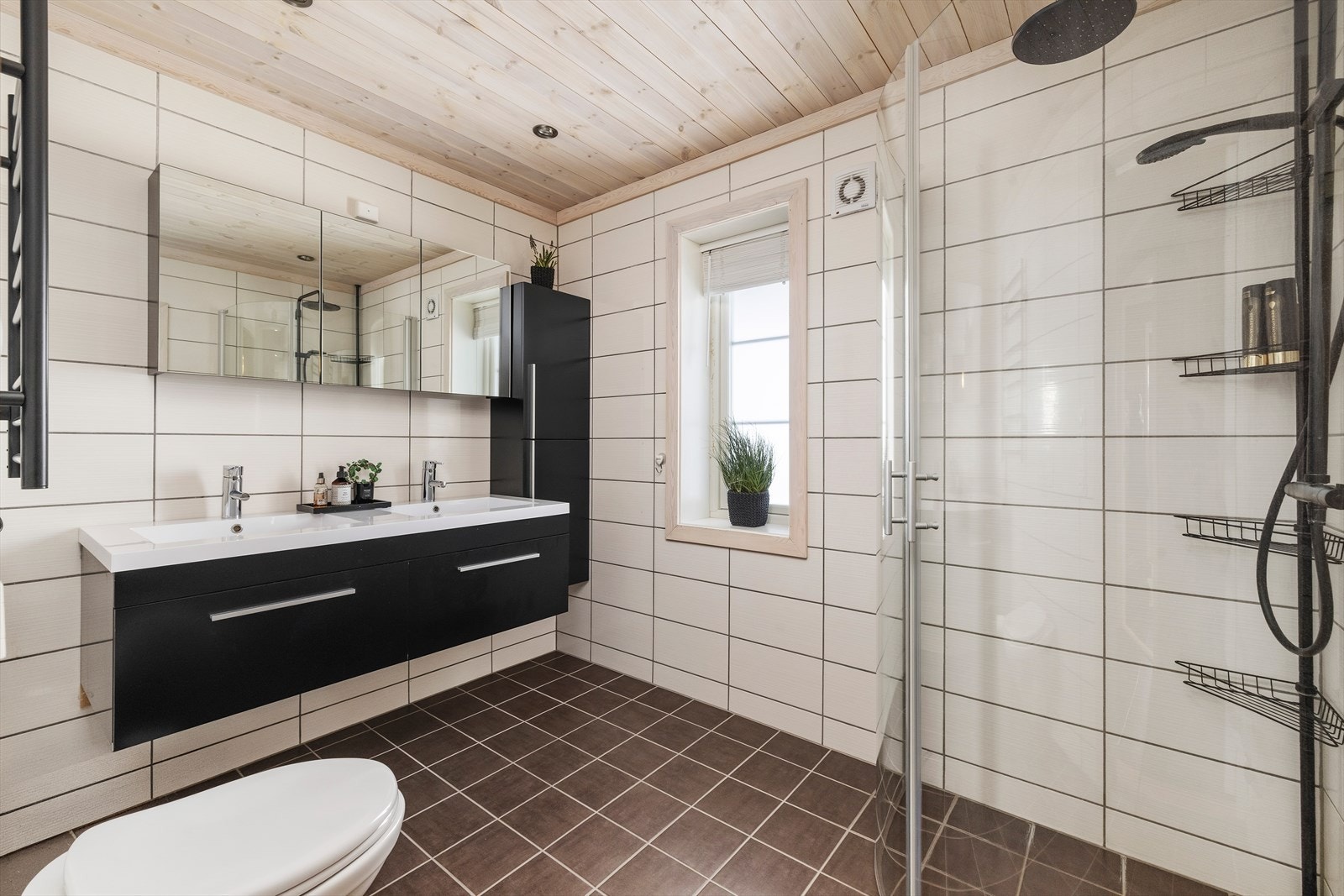 Baderom med fliser på gulv og vegger, med varmekabler Galleribilde