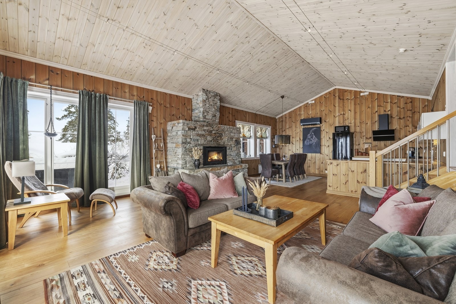 Stue, spisestue og kjøkken har en åpen planløsning Galleribilde