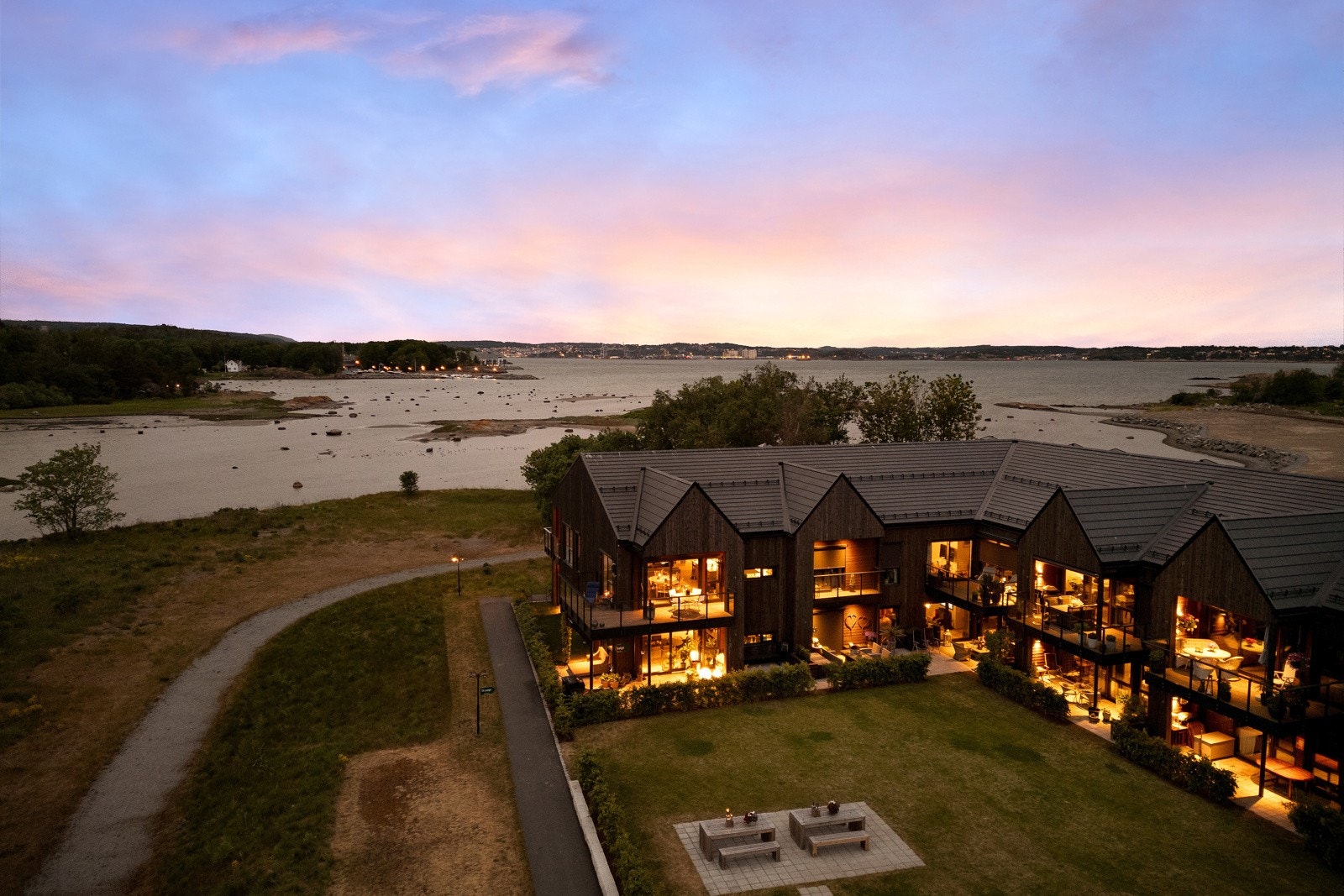 Her bor du i et hyggelig, maritimt og intimt miljø omgitt av kystnatur med havet som nabo Galleribilde
