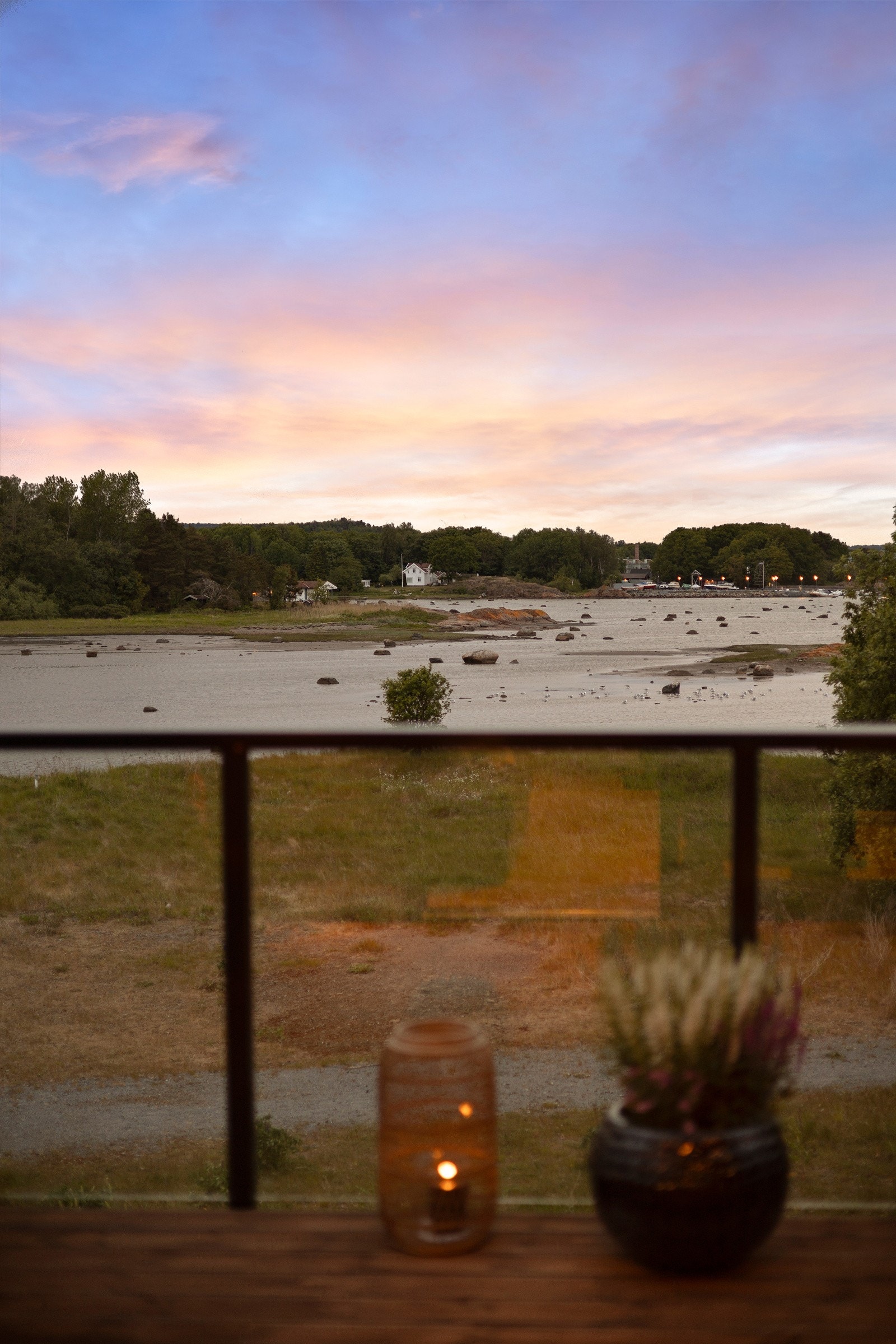 Herfra kan du rusle til vannkanten mens du nyter den vakre utsikten mot Larviksfjorden Galleribilde