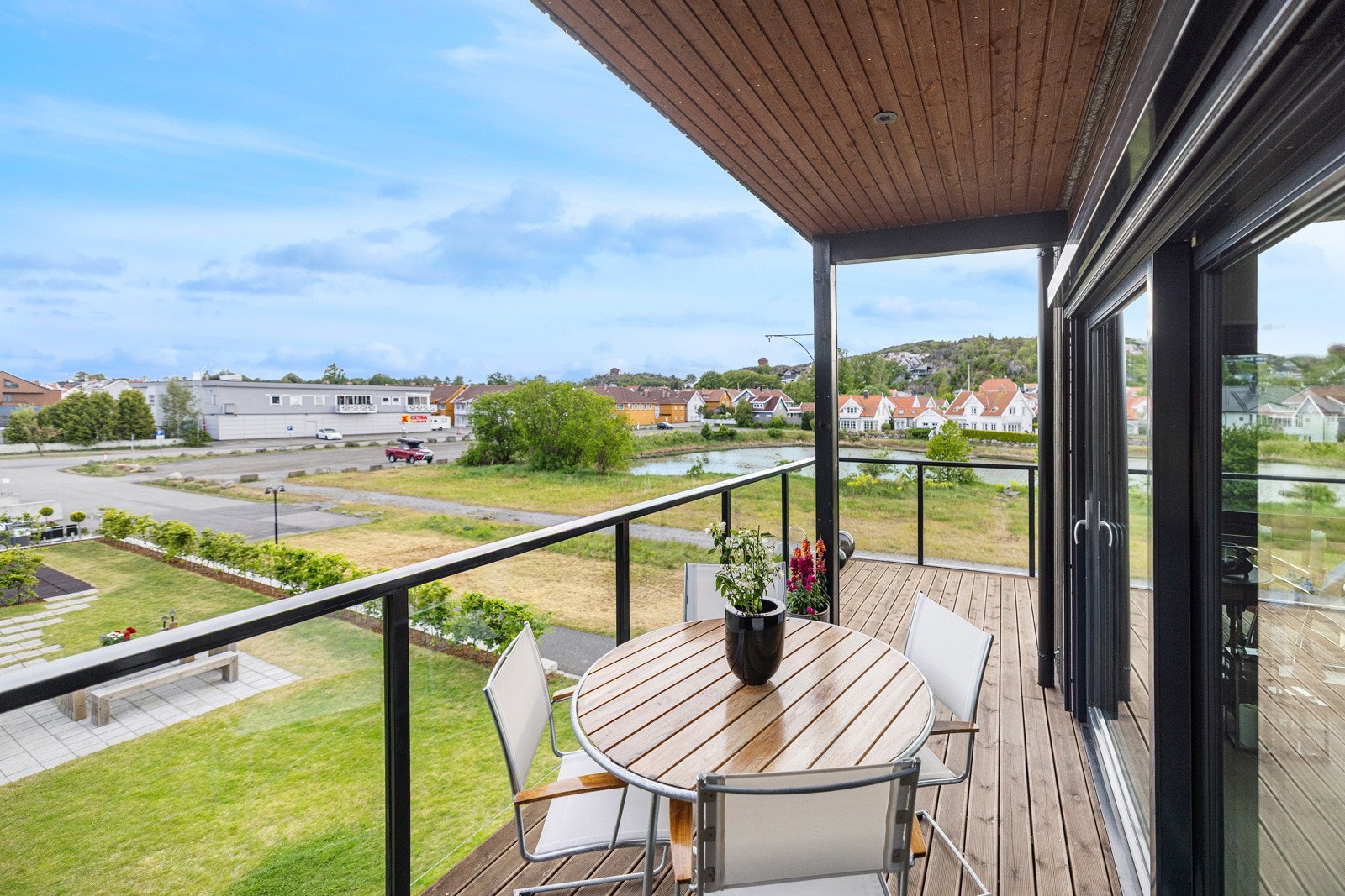 Det er balkong på begge sider av leiligheten som gir optimale solforhold - her kan du nyte sola hele dagen Galleribilde